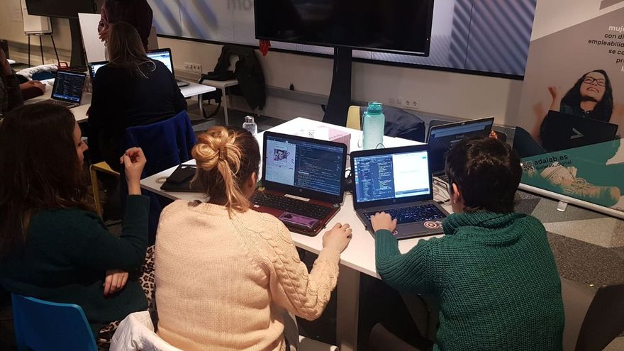 Cursos gratis en programación para ellas Los cursos, que serán parcialmente gratis (solo se paga si la alumna consigue trabajo después de graduarse), tienen como fecha límite de inscripción el próximo 8 de mayo. El proceso para aplicar es sencillo y solo requiere de un dispositivo conectado a internet. Siga los pasos señalados en este artículo.&nbsp;
