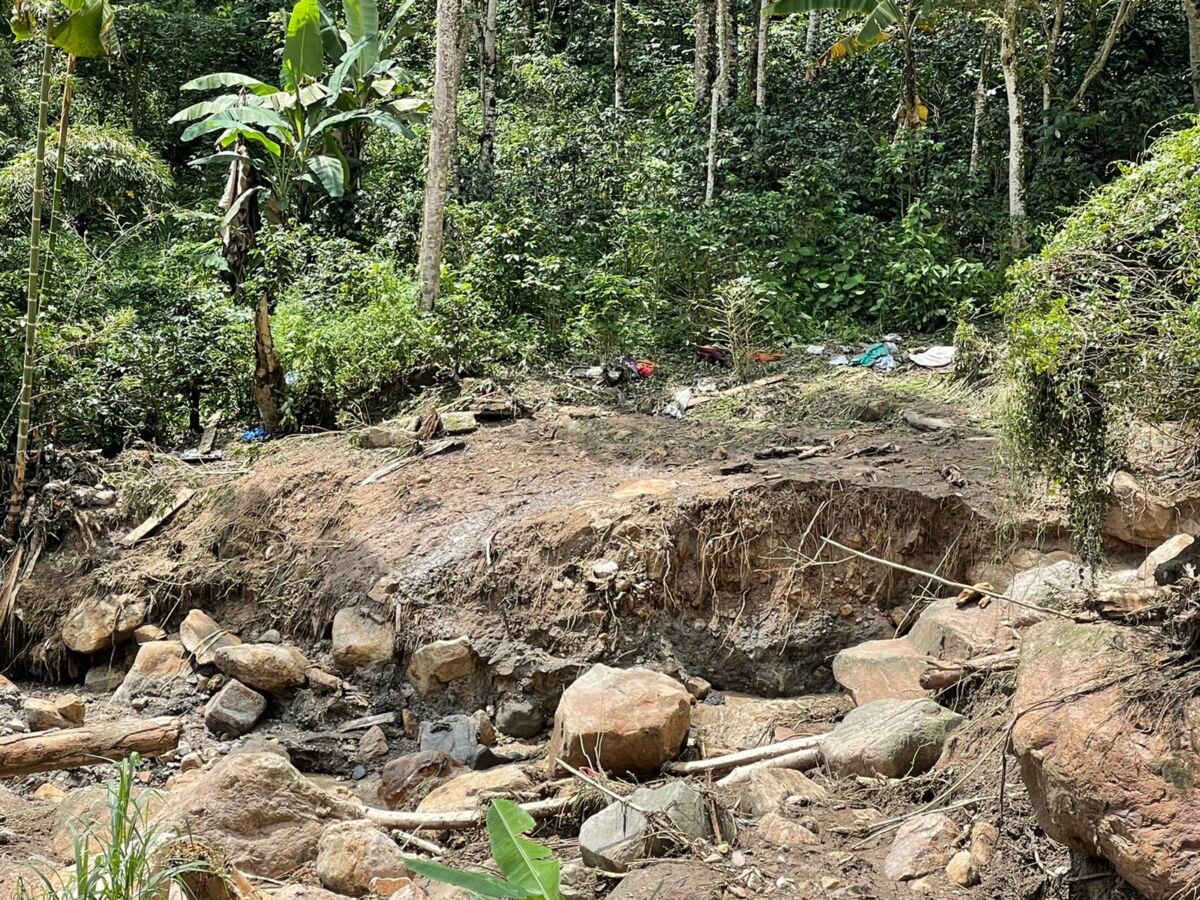 Aumentan a 7 personas muertas por deslizamientos en Cundinamarca 9 Aumentan a 7 personas muertas por deslizamientos en Cundinamarca Una avalancha y un desbordamiento de tierra provocado por las intensas lluvias que se vieron el pasado jueves, ocasionó la muerte de siete personas en dos municipios del departamento de Cundinamarca.