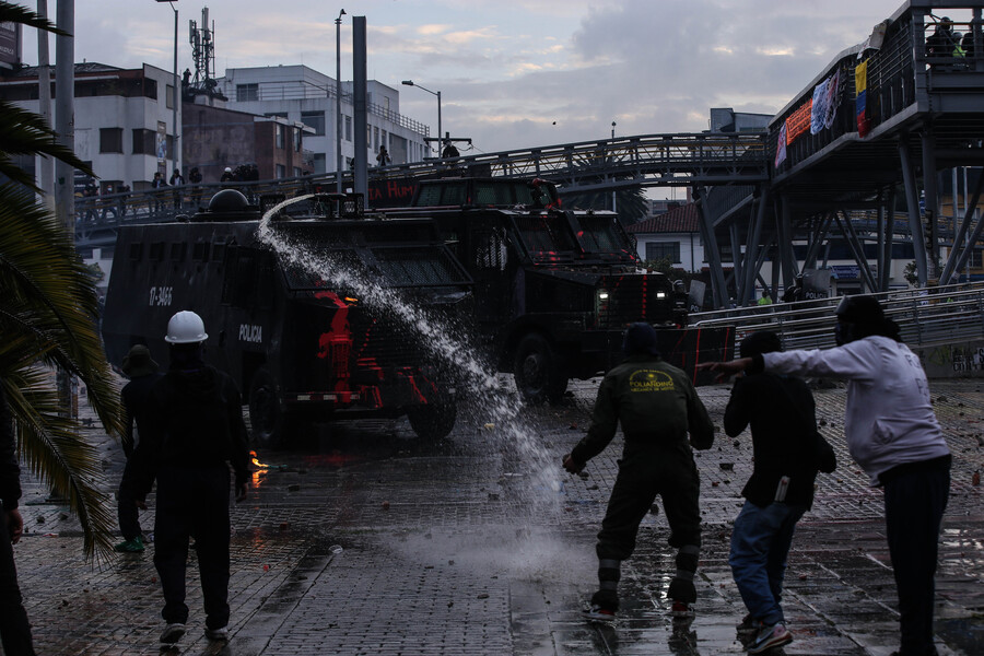 ¿Quién es la joven estadounidense detenida en las protestas? 1 ¿Quién es la joven estadounidense detenida en las protestas? Como María Elizabeth Giulianelli fue identificada por las autoridades la ciudadana estadounidense capturada durante las protestas de este jueves en Bogotá.
