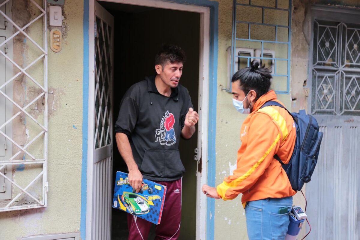 Secretaría de Educación recorre puerta a puerta para dar cupos escolares Garantizar una mayor cobertura escolar es una de las prioridades en Bogotá, por ese motivo la Secretaría de Educación desarrolla la campaña '123 de regreso al cole otra vez'. Con esta busca, en un plan puerta a puerta por los barrios, otorgar cupos a población desescolarizada.