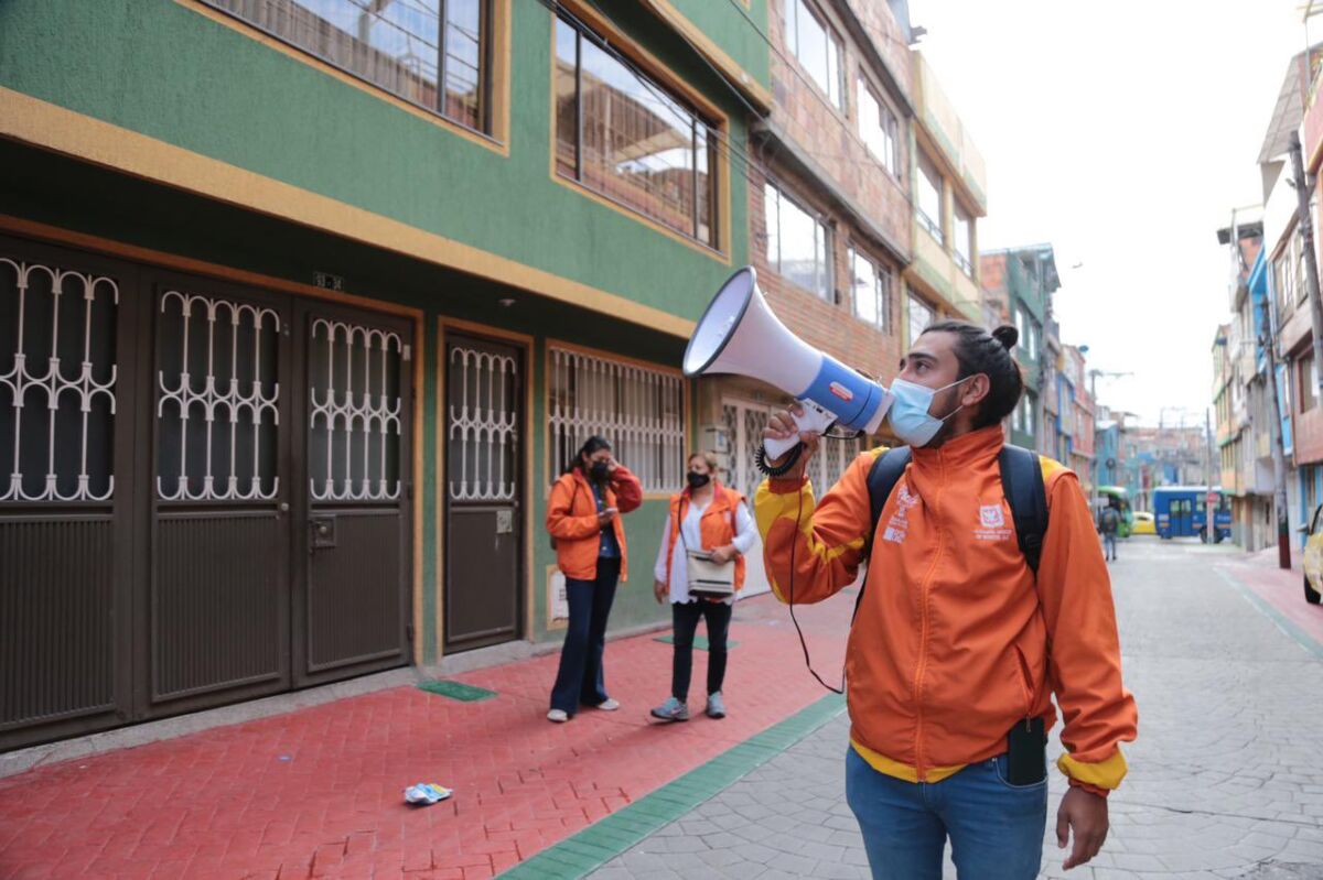 Secretaría de Educación recorre puerta a puerta para dar cupos escolares Garantizar una mayor cobertura escolar es una de las prioridades en Bogotá, por ese motivo la Secretaría de Educación desarrolla la campaña '123 de regreso al cole otra vez'. Con esta busca, en un plan puerta a puerta por los barrios, otorgar cupos a población desescolarizada.