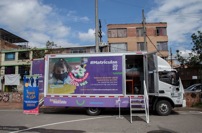 Secretaría de Educación recorre puerta a puerta para dar cupos escolares Garantizar una mayor cobertura escolar es una de las prioridades en Bogotá, por ese motivo la Secretaría de Educación desarrolla la campaña '123 de regreso al cole otra vez'. Con esta busca, en un plan puerta a puerta por los barrios, otorgar cupos a población desescolarizada.