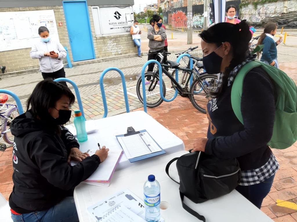 Secretaría de Educación recorre puerta a puerta para dar cupos escolares Garantizar una mayor cobertura escolar es una de las prioridades en Bogotá, por ese motivo la Secretaría de Educación desarrolla la campaña '123 de regreso al cole otra vez'. Con esta busca, en un plan puerta a puerta por los barrios, otorgar cupos a población desescolarizada.