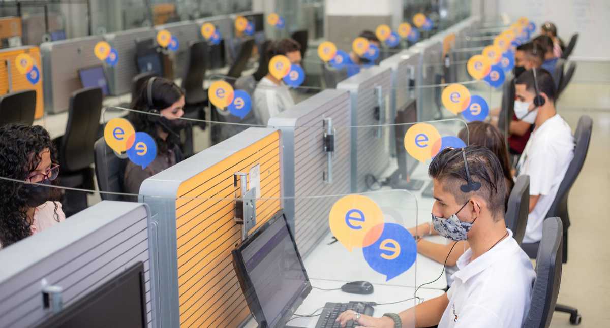 385 vacantes para bilingües en Bogotá 1 385 vacantes para bilingües en Bogotá Quizás usted todavía no se ha puesto las pilas para aprender juicioso inglés u otro idioma, pero si le contamos que en estos momentos hay vacantes con sueldos de más de dos salarios mínimos en Bogotá, se motive a estudiar.