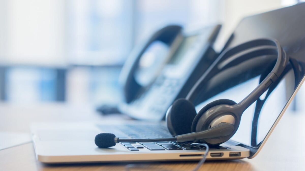 385 vacantes para bilingües en Bogotá 2 385 vacantes para bilingües en Bogotá Quizás usted todavía no se ha puesto las pilas para aprender juicioso inglés u otro idioma, pero si le contamos que en estos momentos hay vacantes con sueldos de más de dos salarios mínimos en Bogotá, se motive a estudiar.