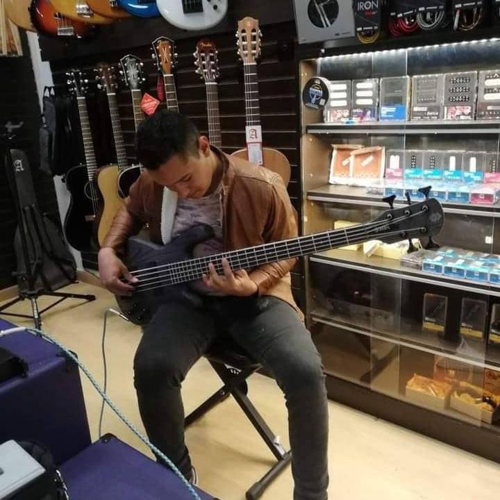 Hallan cuerpo de músico en el humedal Jaboque La noche del pasado 16 de abril, luego de entregar su turno de trabajo como conductor de un camión, Gabriel Jesús Guanipa Delgado se dirigía a su casa. Ese día se encontró con un amigo en una tienda cercana, hablaron un rato, se despidió apurado porque al otro día trabajaba y siguió camino de su hogar en Engativá. Eran las 10 de la noche. Fue la última vez que supieron de él.