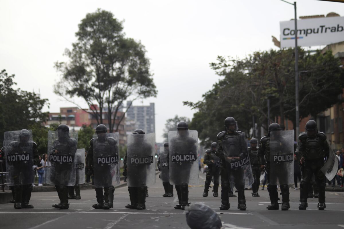 Judicializan a policía del Esmad señalado de causar la muerte de manifestante en Suba El patrullero de la Policía Nacional, Gonzalo Moreno Gordillo, fue judicializado en las últimas horas como el presunto responsable de la muerte de un joven que participaba en una manifestación ocurrida la noche del 22 de junio de 2021, en la localidad de Suba, en Bogotá.