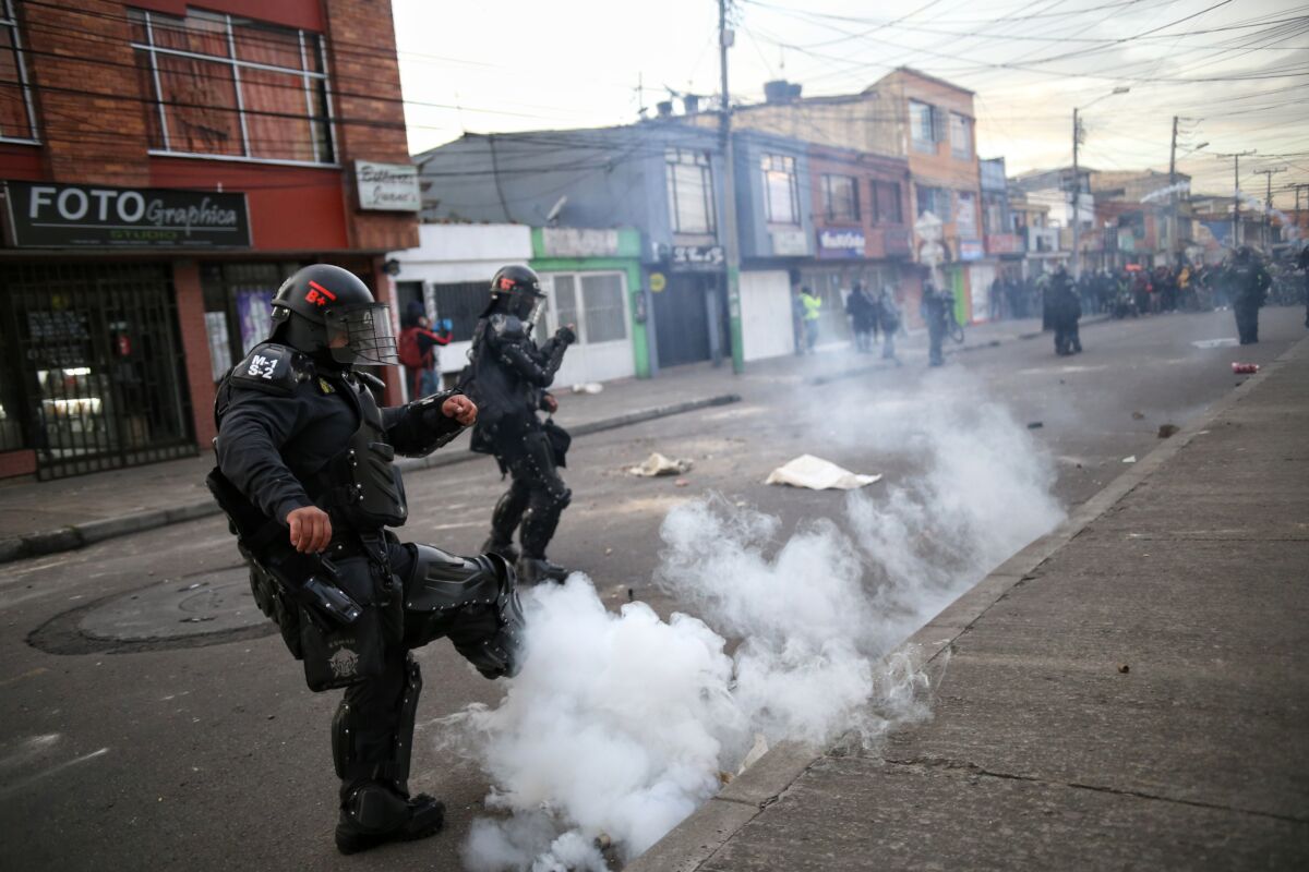 Confirman condena contra ex agente del Esmad por homicidio 1 Confirman condena contra ex agente del Esmad por homicidio En la mañana de este viernes el Tribunal Superior de Bogotá confirmó la condena a 17 años de prisión contra el exagente del Esmad Néstor Rodríguez Rúa por matar con una granada de gas a Nicolás Neira de 14 años, durante las movilizaciones del Primero de Mayo de 2005.