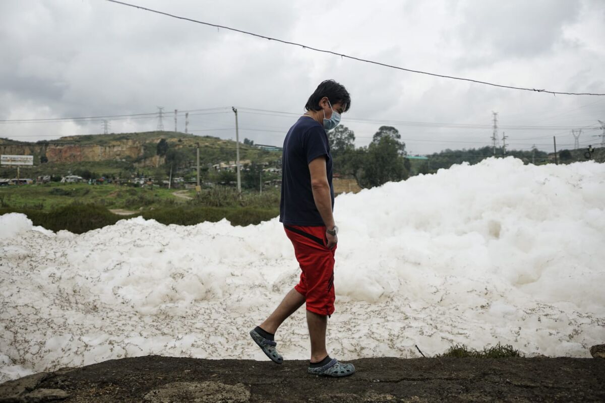 Viven en medio de la espuma de un río contaminado 2 Viven en medio de la espuma de un río contaminado Una comunidad de un barrio del municipio de Mosquera, en el departamento de Cundinamarca, padece actualmente los efectos de la contaminación de un río que en esta época del año genera abundante espuma por el incremento de las lluvias.