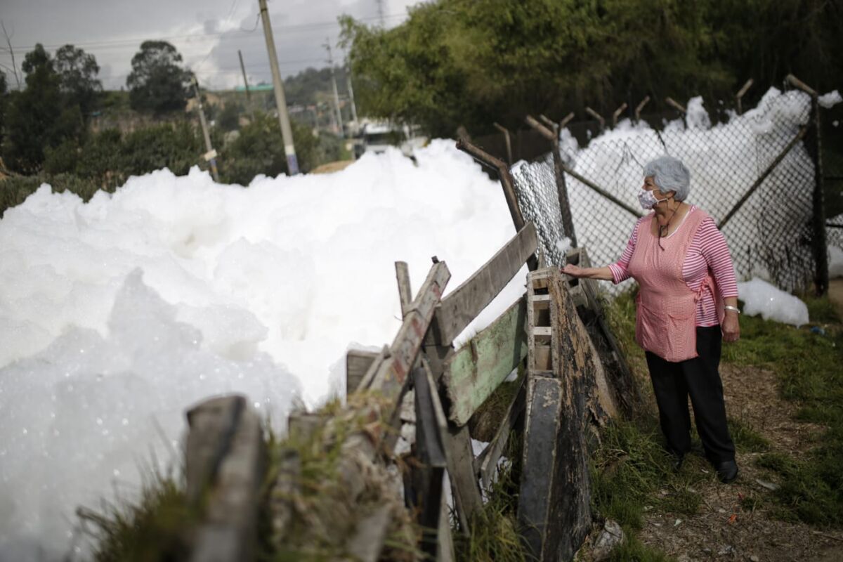 ¡Controlaron la emergencia de la espuma contaminada en río cerca a Bogotá! La Corporación Autónoma Regional de Cundinamarca (CAR) informó en la mañana de este lunes que ya fue controlada la emergencia ambiental en el río Balsillas, cerca a Bogotá, el cual había generado niveles alarmantes de espuma contaminada.