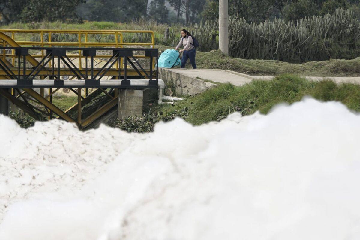 ¡Controlaron la emergencia de la espuma contaminada en río cerca a Bogotá! 2 ¡Controlaron la emergencia de la espuma contaminada en río cerca a Bogotá! La Corporación Autónoma Regional de Cundinamarca (CAR) informó en la mañana de este lunes que ya fue controlada la emergencia ambiental en el río Balsillas, cerca a Bogotá, el cual había generado niveles alarmantes de espuma contaminada.