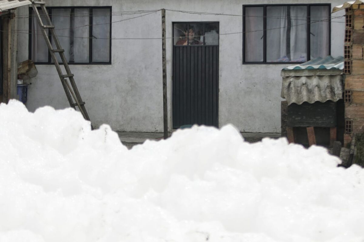 Viven en medio de la espuma de un río contaminado 4 Viven en medio de la espuma de un río contaminado Una comunidad de un barrio del municipio de Mosquera, en el departamento de Cundinamarca, padece actualmente los efectos de la contaminación de un río que en esta época del año genera abundante espuma por el incremento de las lluvias.