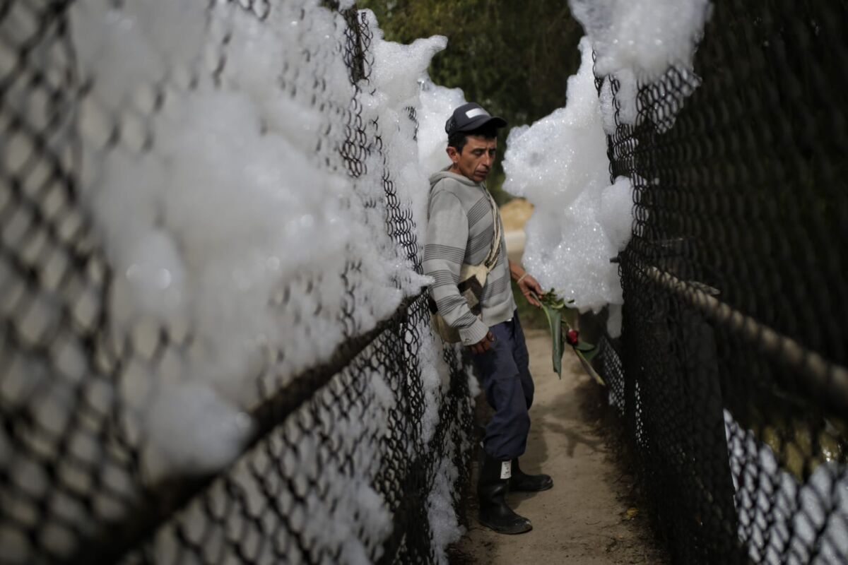 Viven en medio de la espuma de un río contaminado 3 Viven en medio de la espuma de un río contaminado Una comunidad de un barrio del municipio de Mosquera, en el departamento de Cundinamarca, padece actualmente los efectos de la contaminación de un río que en esta época del año genera abundante espuma por el incremento de las lluvias.
