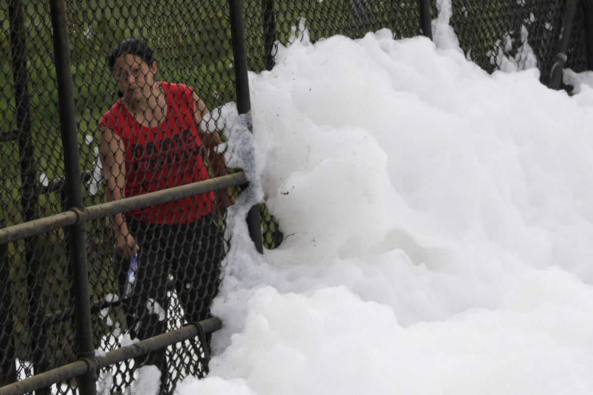 Autoridades intervienen río contaminado cerca a Bogotá Luego de conocida la emergencia ambiental que vive una comunidad cercana a Bogotá, por la presencia de abundante espuma contaminada de un río de la zona, las autoridades departamentales y municipales iniciaron trabajos para atender el suceso y anunciaron una inversión para solucionar de raíz la problemática.