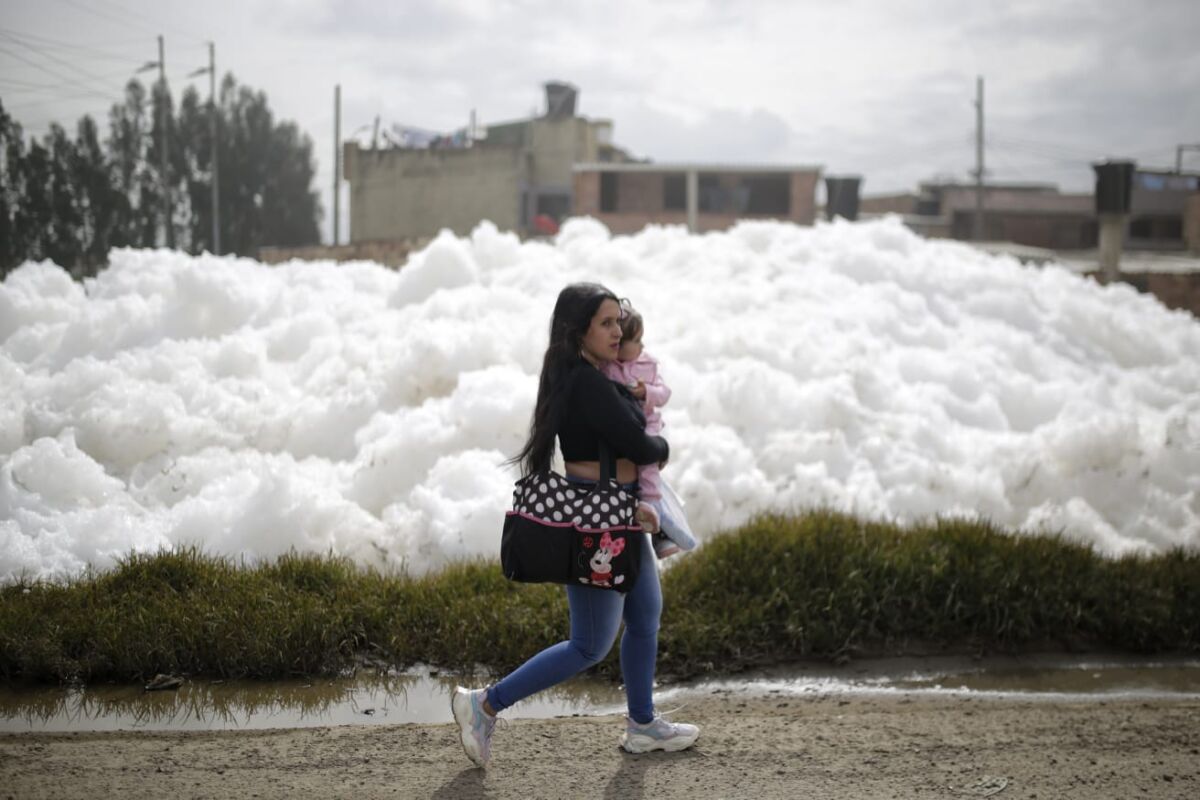 Autoridades intervienen río contaminado cerca a Bogotá Luego de conocida la emergencia ambiental que vive una comunidad cercana a Bogotá, por la presencia de abundante espuma contaminada de un río de la zona, las autoridades departamentales y municipales iniciaron trabajos para atender el suceso y anunciaron una inversión para solucionar de raíz la problemática.