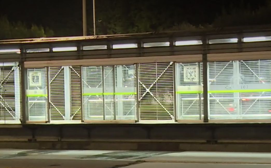 Un joven fue apuñalado por 4 bandidos que lo asaltaron en TransMilenio La inseguridad en Bogotá no descansa, pues recientemente un joven fue herido con arma blanca por 4 bandidos que lo asaltaron en la estación de TransMilenio La Castellana, en la localidad de Barrios Unidos.