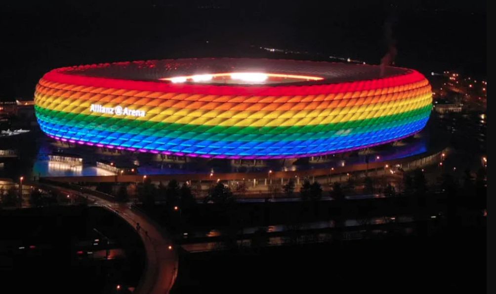 En los estadios de Catar no dejarán ondear las banderas LGTBIQ+ Una nueva&nbsp;polémica&nbsp;se sumó al ya&nbsp;cuestionado Mundial de Qatar, que se llevará acabo entre los meses de noviembre y diciembre de este año.