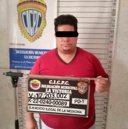 Falso ginecólogo colocaba palos de bombones como anticonceptivos El hombre de nacionalidad Venezolana falsificó sus títulos, documentos y recetas para haciéndose pasar como ginecólogo y poner los palos de bombones como implantes subdérmicos.