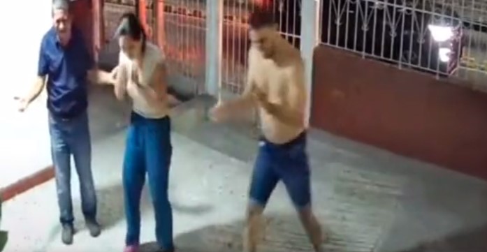 EN VIDEO: Estallaron de emoción cuando regresó a casa su perro, que estaba perdido Viral se ha hecho la reacción de una familia por el regreso de un perro que estaba desaparecido. En un video se puede ver la alegría que desató la mascota.