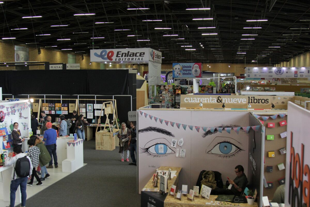 Todo lo que debe saber sobre la Feria del Libro 1 Todo lo que debe saber sobre la Feria del Libro Este martes Corferias abrirá sus puertas para la Feria del Libro, uno de sus eventos más importantes de su calendario anual, que durante 14 días espera convocar a más de 600 mil asistentes, en su retorno a la presencialidad, tres años después.