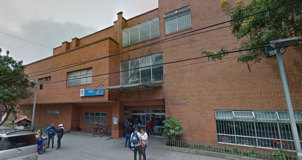Por un cigarrillo apuñalan a una mujer en Fontibón Sobre las 4 de la madrugada de ayer, un extraño llegó en su vehículo a las puertas del Hospital de Fontibón y dejó en el suelo a una mujer de unos 25 años de edad. La joven tenía dos puñaladas en su pecho, fue ingresada al centro médico, pero ya no había nada que hacer: había fallecido.