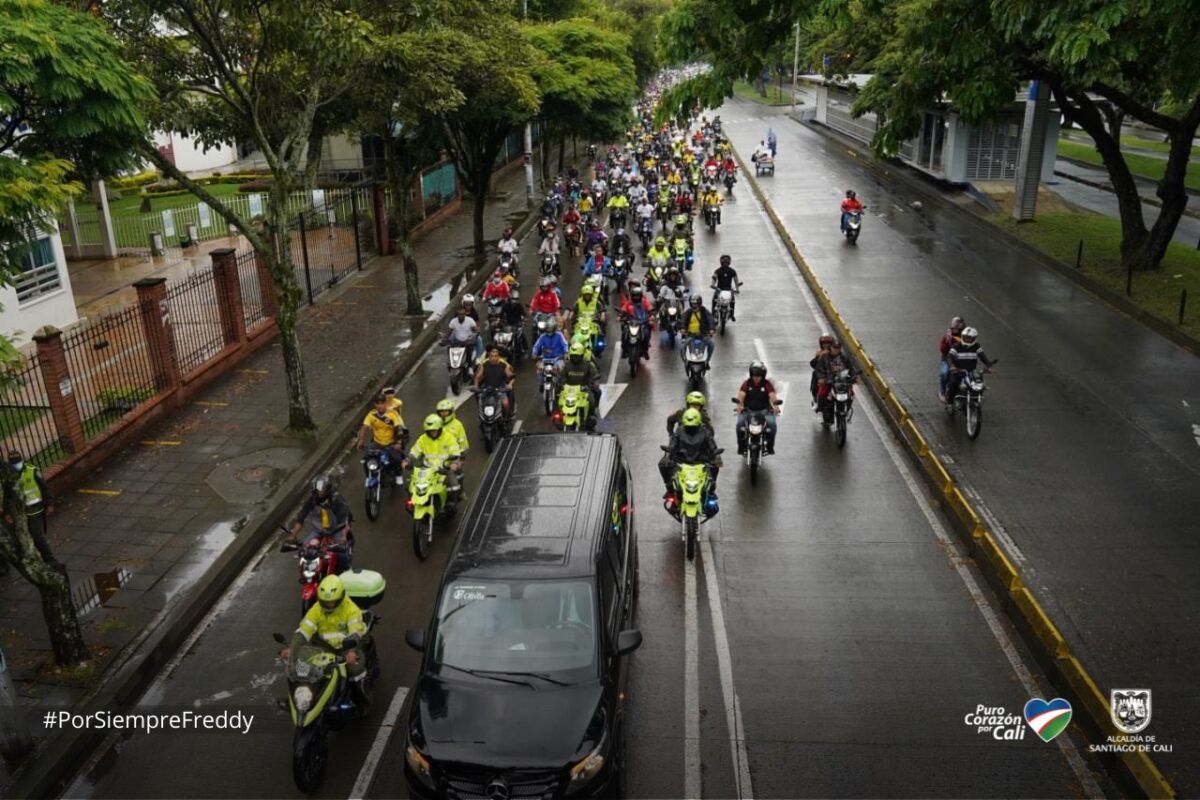 En video: Caravana acompañó el cuerpo de Freddy Rincón al cementerio 5 En video: Caravana acompañó el cuerpo de Freddy Rincón al cementerio Con banderas de Colombia, de América y salsa, una multitudinaria caravana acompañó el cuerpo de Freddy Rincón al Cementerio Metropolitano del Sur, su última morada.