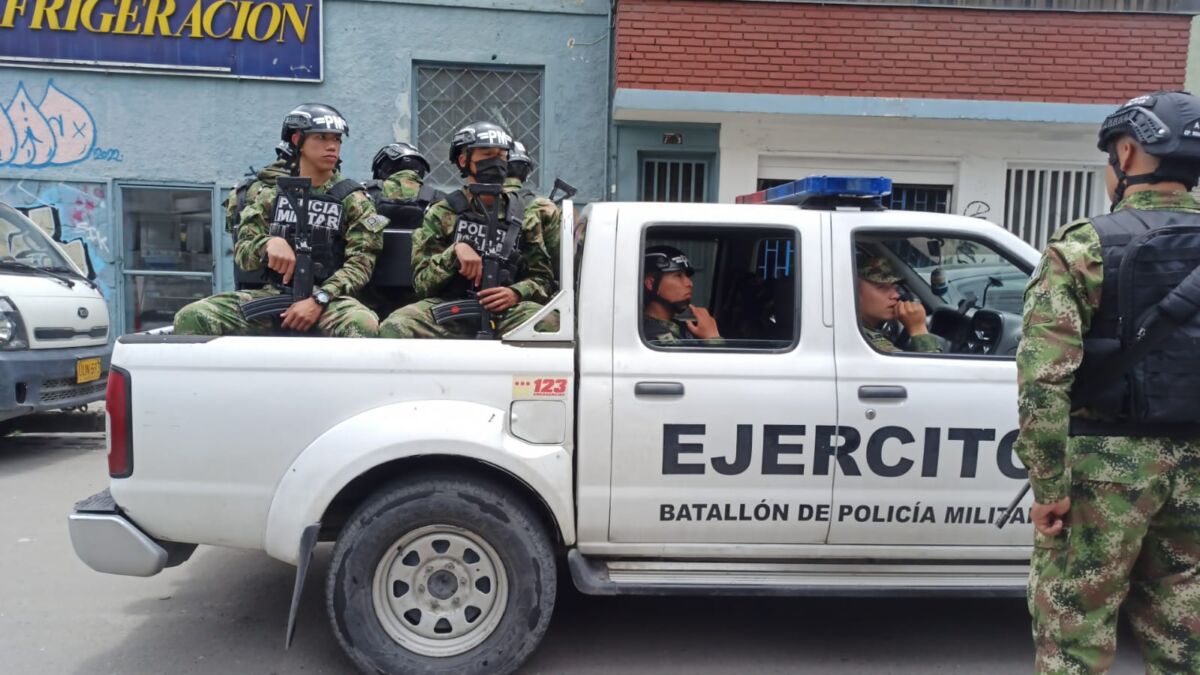 Ejército busca en el barrio Santa Fe fusil robado en Bogotá 3 Ejército busca en el barrio Santa Fe fusil robado en Bogotá El Ejército busca en el barrio Santa Fe, en el centro de Bogotá, el fusil que fue robado a un soldado de la Brigada 13 de la Policía Militar, este miércoles.