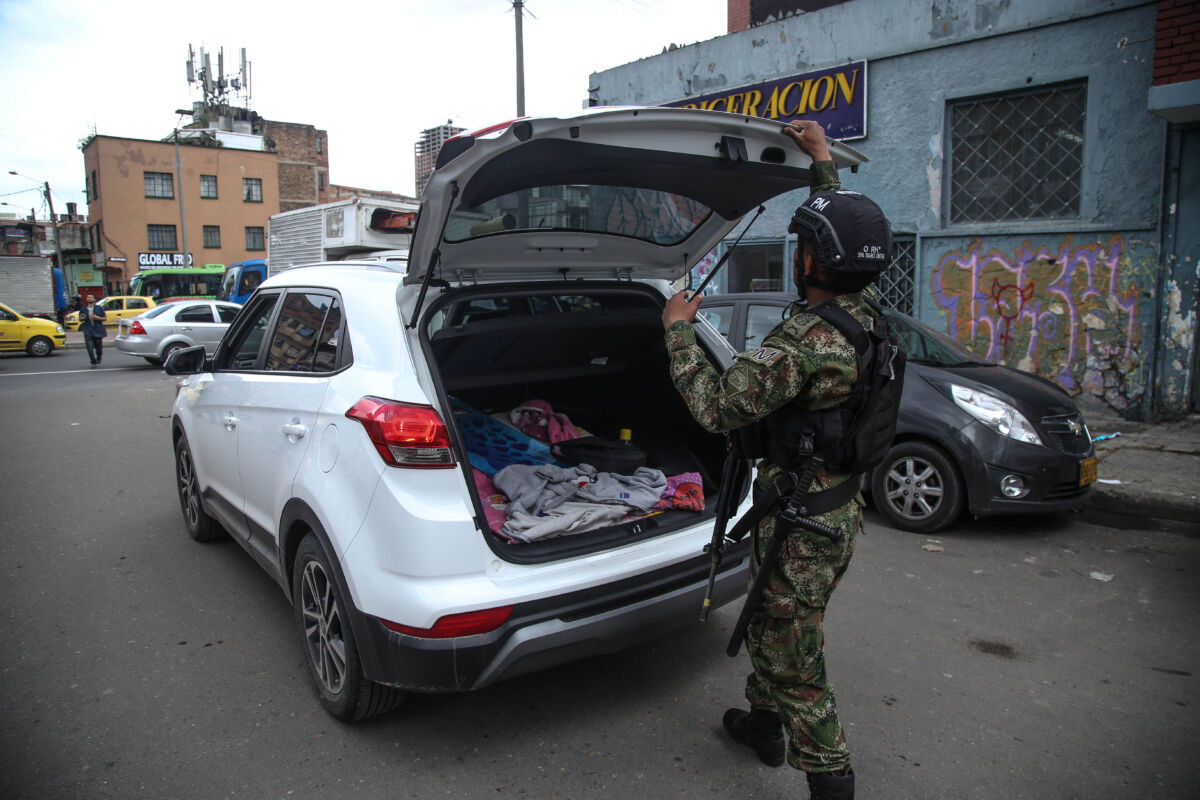 Ejército busca en el barrio Santa Fe fusil robado en Bogotá El Ejército busca en el barrio Santa Fe, en el centro de Bogotá, el fusil que fue robado a un soldado de la Brigada 13 de la Policía Militar, este miércoles.