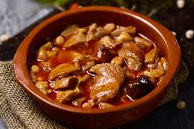 Ricos garbanzos con callo Existe una receta de garbanzos con callos que es una verdadera delicia y la cual nos recuerda el increíble sabor de los ingredientes de nuestra tierra.