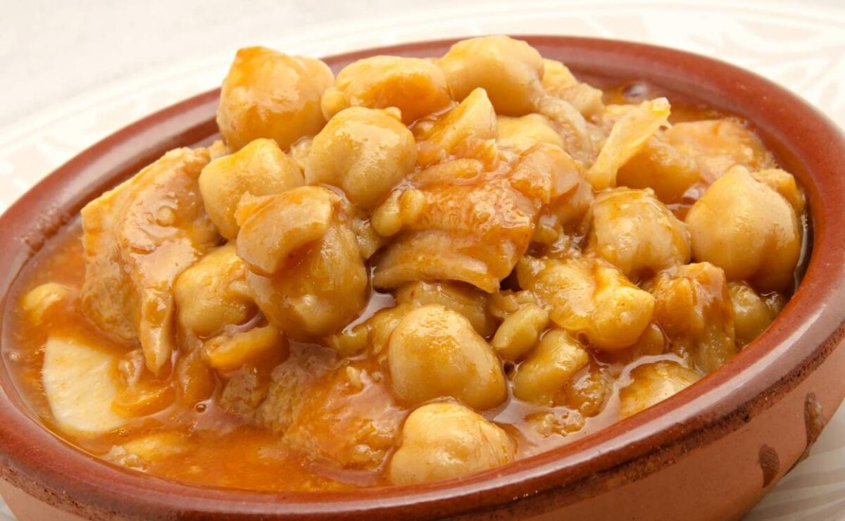 Ricos garbanzos con callo Existe una receta de garbanzos con callos que es una verdadera delicia y la cual nos recuerda el increíble sabor de los ingredientes de nuestra tierra.