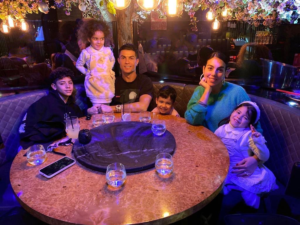 Cristiano y Georgina revelan foto con su bebé recién nacida El futbolista Cristiano Ronaldo y su esposa, Georgina Rodríguez, atraviesan un difícil momento luego de que uno de uno de sus mellizos, muriera este lunes durante el parto. Sin embargo, en medio de la tristeza y el dolor, la pareja se mantiene fuerte y unida.