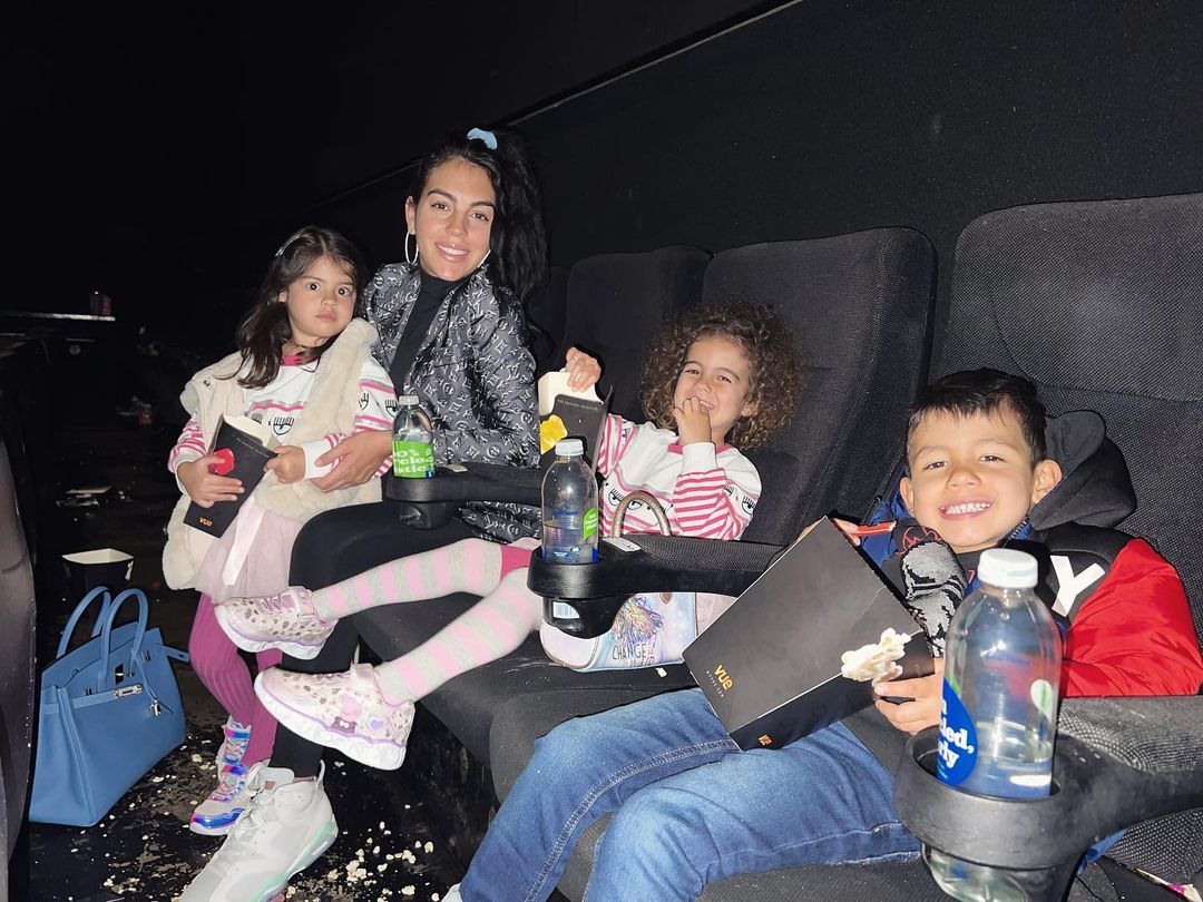 FOTOS: La habitación que Cristiano y Georgina le tenían preparada a su bebé 9 FOTOS: La habitación que Cristiano y Georgina le tenían preparada a su bebé El futbolista Cristiano Ronaldo y su esposa, Georgina Rodríguez, atraviesan un difícil momento por cuenta del fallecimiento de uno de sus mellizos, quien murió este lunes durante el parto.