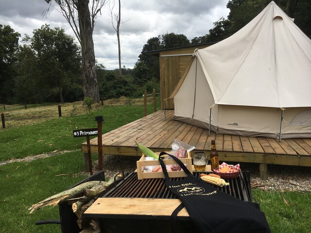 Noche romántica de pareja en glamping acabó en tragedia 4 Noche romántica de pareja en glamping acabó en tragedia Recientemente se conoció el caso de una pareja que vivió una tragedia al interior de un glamping (término que se popularizó en esta época, para nombrar a los campamentos lujosos en medio de la naturaleza), ubicado en Manta (Cundinamarca), a tan solo dos horas de la capital, por la inhalación de gases tóxicos.