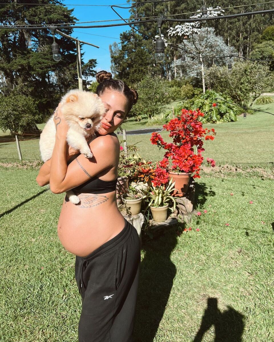 A Greeicy Rendón le faltan pocas horas para dar a luz Los cantantes Greeicy Rendón y Mike Bahía se encuentran emocionados con la pronta llegada de su primer bebé, de quien todavía no saben su sexo ya que prefirieron que fuera sorpresa hasta su nacimiento.