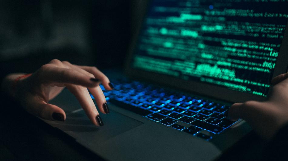 Así operaba el hacker que intervino los correos de la Presidencia Después de esto, el sujeto se convirtió en hacker, según reseñan las investigaciones, desde donde intervino esta cantidad de correos electrónicos para, presuntamente tomar el control de las cuentas de las personas y los equipos de sus víctimas y lucrarse a partir de ellas. Entre ellos se encuentran 2.717 que corresponden a funcionarios de instituciones gubernamentales, entre ellos 116 de la Presidencia.