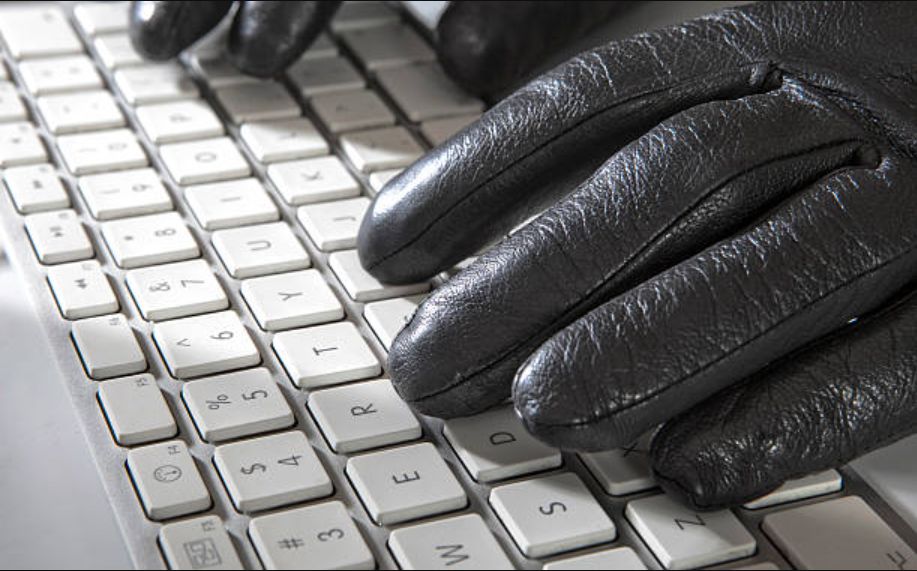 Se conocen las razones de despido masivo en Facebook, Instagram y WhatsApp Meta, la casa matriz de Facebook, Instagram y WhatsApp, anunció que ha despedido a cerca de 25 de sus trabajadores tras haber descubierto que estaban secuestrando perfiles de los usuarios para pedir a cambio dinero.