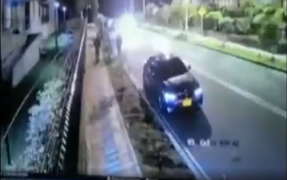 Pille como hurtan vehículos de alta gama en Bogotá 6 Pille como hurtan vehículos de alta gama en Bogotá En las últimas hora salió a la luz un video, en el que quedó registrado el hurto de un carro de alta gama sobre la calle 159 con carrera 54, en la localidad de Suba.