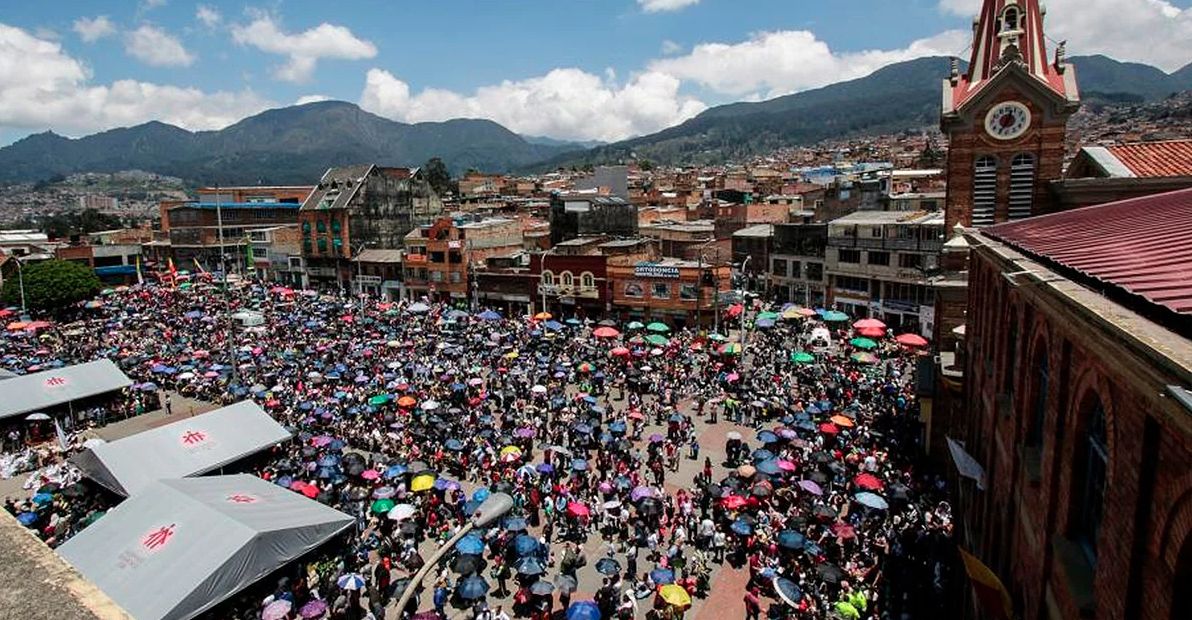 Evite ser víctima de los delincuentes durante Semana Santa 1 Evite ser víctima de los delincuentes durante Semana Santa Después de dos años, las aglomeraciones en eventos religiosos durante Semana Santa volvieron y con estos, los delincuentes para aprovechar estas situaciones y delinquir. Por esta razón, a continuación les damos unas recomendaciones por parte de la estación de Policía de la localidad de Rafael Uribe Uribe, para evitar ser víctima de delincuentes.