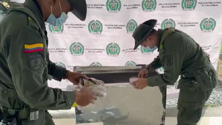 Dentro de una nevera encuentran cargamento de marihuana 1 Dentro de una nevera encuentran cargamento de marihuana Las autoridades, mediante el control de encomiendas en la ciudad de Yumbo, encontraron una curiosa nevera refrigeradora que por dentro iba cargada de marihuana.