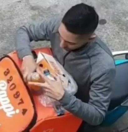 EN VIDEO: Un 'rappitendero' se le come el domicilio a los clientes Una grabación donde un repartidor de la plataforma de domicilios, Rappi, saca el pedido y le da una 'probadita' se ha vuelto tendencia en las redes sociales, pues el hombre, descaradamente, casa la comida y se come una parte.