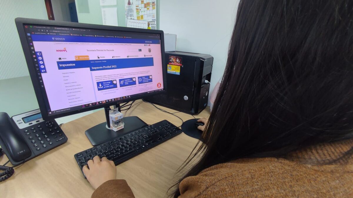 ¡Ojo! Distrito podría aplazar la fecha para el pago del impuesto en Bogotá Después de las largas filas y los fallos en la pagina del Distrito para el pago del impuesto en la capital, la Alcaldía de Bogotá estaría estudiando la posibilidad de aplazar la fecha del pago y dar unos días más de vigencia para esos ciudadanos que siguen bregando para cumplir con esta obligación.