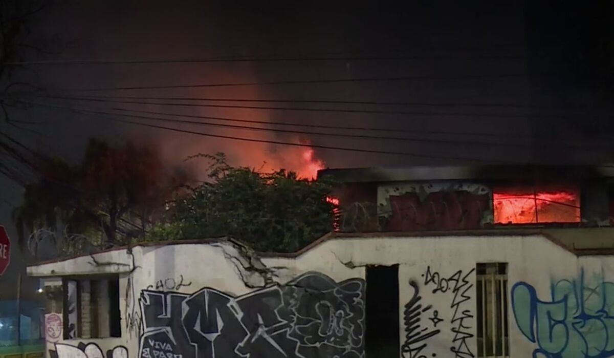 Se incendió antiguo consulado de Venezuela 2 Se incendió antiguo consulado de Venezuela A la madrugada de este lunes, se presentó un incendio en la propiedad abandonada en la que funcionaba el consulado de Venezuela en Bogotá, el cual dejó de funcionar en este sitio desde 2019.