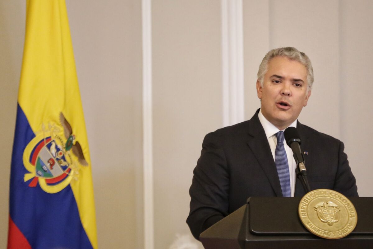 Sigue la polémica por orden de arresto contra Duque 1 Sigue la polémica por orden de arresto contra Duque Desde que se conoció el fallo que profirió el Tribunal Superior del Distrito de Ibagué, que ordenaba el arresto domiciliario y el pago de una multa de 15 salarios mínimos contra el presidente de la República, Iván Duque Márquez, la polémica por el fuero especial no ha dejado de retumbar.