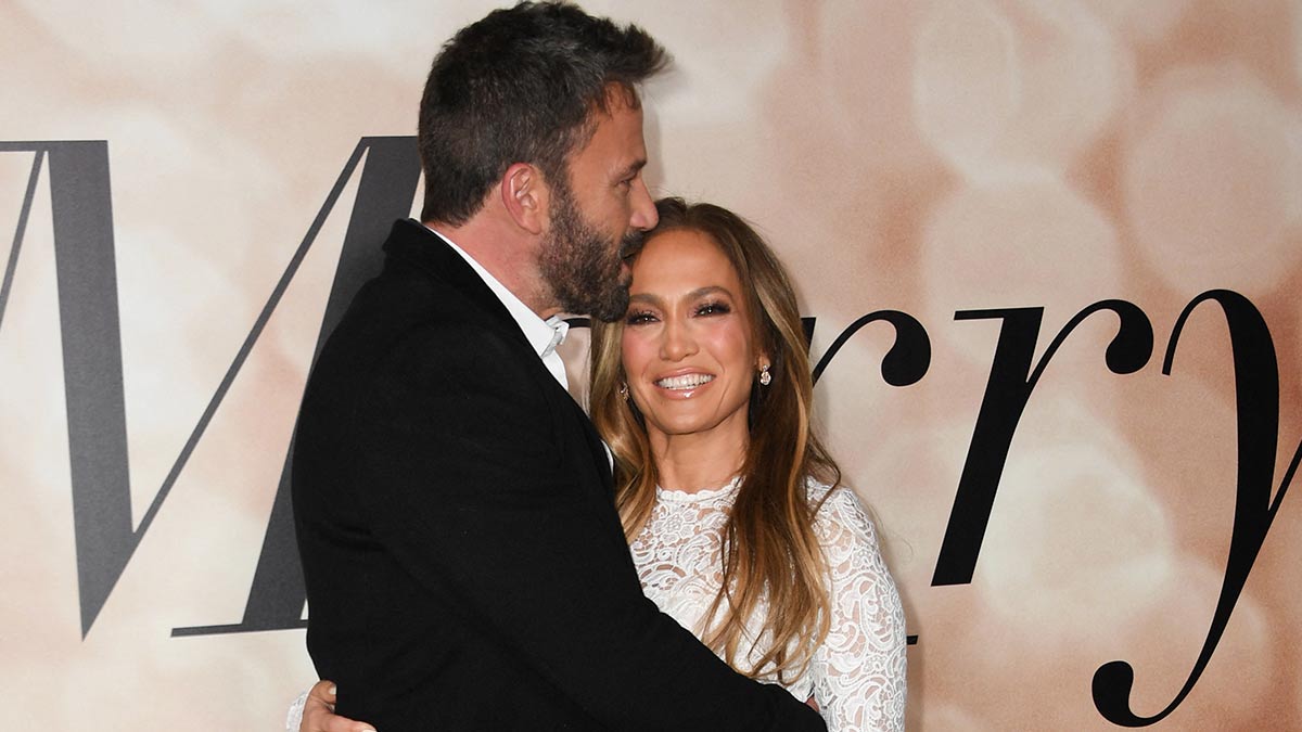 Ben Affleck se puso a llorar y JLo lo consoló Una foto de Ben Affleck llorando y siendo consolado por su esposa, la talentosa Jennifer López, le está dando la vuelta al mundo. La pareja se encuentra disfrutando de su luna de miel en París, luego de haber contraído matrimonio en una ceremonia en Las Vegas (Estados Unidos).