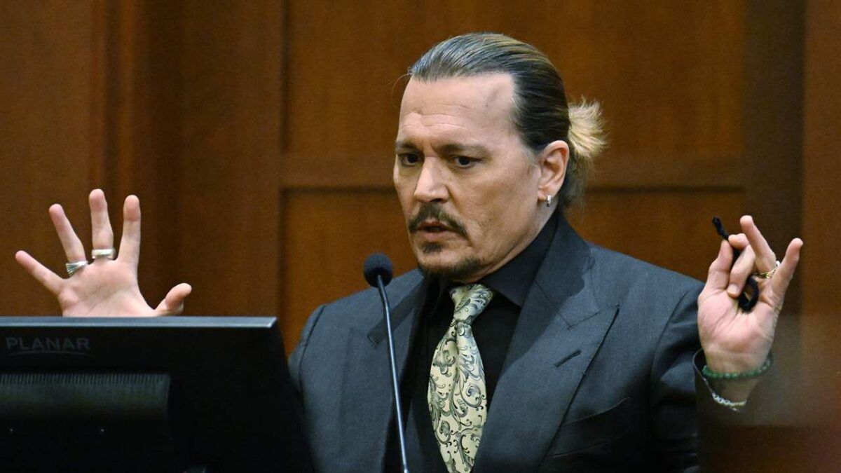 Johnny Depp estará en los pantalones de Luis XV, como el rey ¨bien amado¨ 4 Johnny Depp estará en los pantalones de Luis XV, como el rey ¨bien amado¨ Después del juicio mediático que ganó Jhonny Depp frente a su exesposa Amber Heard y de haber anunciado que no participará en ninguna secuela de Piratas del Caribe, interpretando al recordado Jack Sparrow, el actor estadounidense participará en la película ‘La Favourite’, que se proyectará en cines y por la plataforma Netflix.