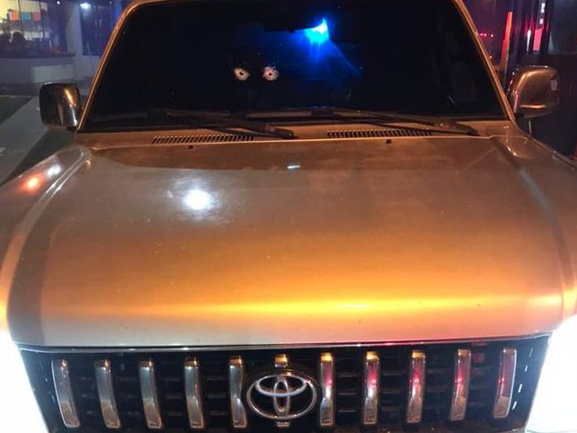 Joven muere en medio de procedimiento policial En la madrugada de este martes un joven de 23 años falleció y su acompañante resultó herida como consecuencia de varios impactos de bala que recibieron por parte de la Policía del comando Sabana Norte, en la vía que conduce de Zipaquirá a Ubaté