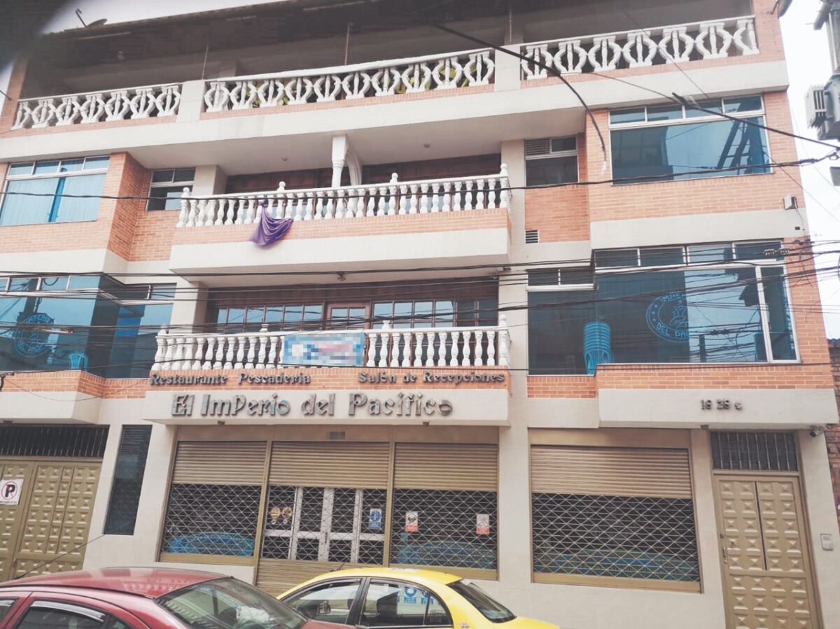 Encuentran muerto a dueño de restaurante 1 Encuentran muerto a dueño de restaurante En horas de la mañana del Jueves Santo, el silencio que reinaba en el apartamento donde residía el dueño de un restaurante del barrio Restrepo (Antonio Nariño), resultó extraño para sus familiares, quienes llegaron a trabajar al establecimiento de comida de mar, ubicado en el primer piso del predio.