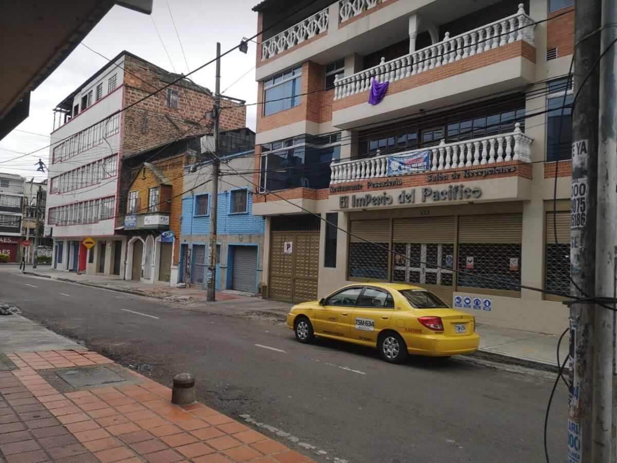 Encuentran muerto a dueño de restaurante 8 Encuentran muerto a dueño de restaurante En horas de la mañana del Jueves Santo, el silencio que reinaba en el apartamento donde residía el dueño de un restaurante del barrio Restrepo (Antonio Nariño), resultó extraño para sus familiares, quienes llegaron a trabajar al establecimiento de comida de mar, ubicado en el primer piso del predio.