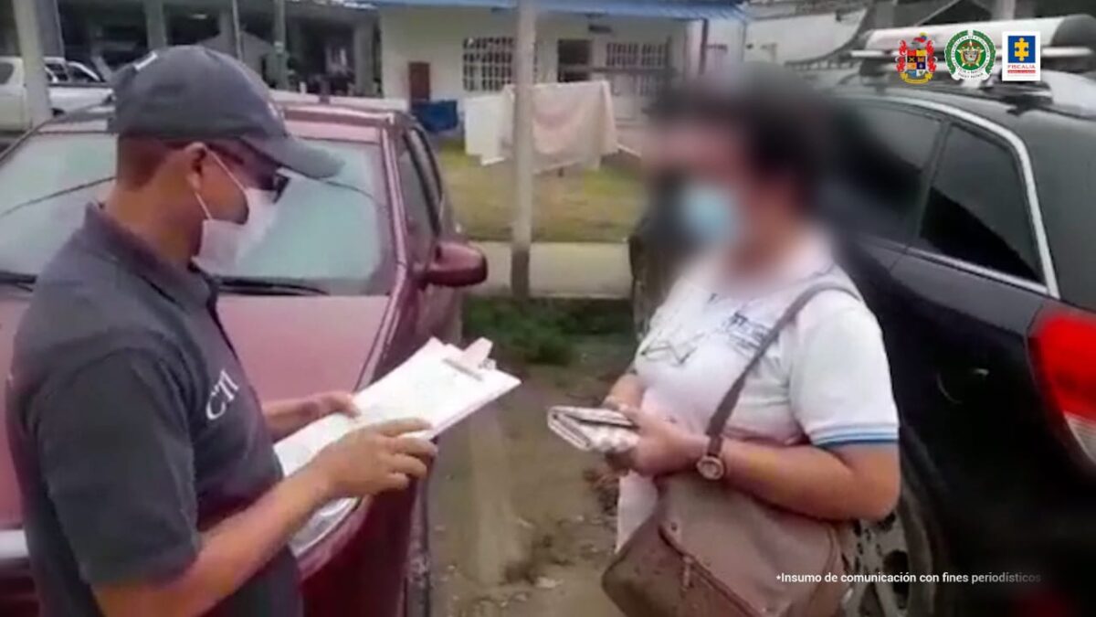 Judicializan a médico y enfermera que ayudaban al ELN 1 Judicializan a médico y enfermera que ayudaban al ELN Un médico y una enfermera, serían los responsables, según la Fiscalía General, de brindar asistencia a los integrantes de la estructura Ernesto ‘Che’ Guevara del ELN, así como de practicar abortos y otros procedimientos no consentidos a las mujeres que hacían parte del grupo ilegal, por lo que se logró la judicialización.