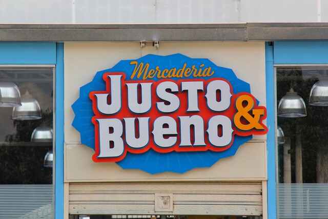 Empresa China es la nueva dueña de Justo & Bueno 6 Empresa China es la nueva dueña de Justo & Bueno La propiedad accionaria de la compañía retail Justo & Bueno, fue comprada por el conglomerado chino Joining Futures Capital International Limited. La noticia de la compra se conoció este jueves, luego de que la empresa de supermercados viniera atravesando una crisis financiera desde el año pasado.